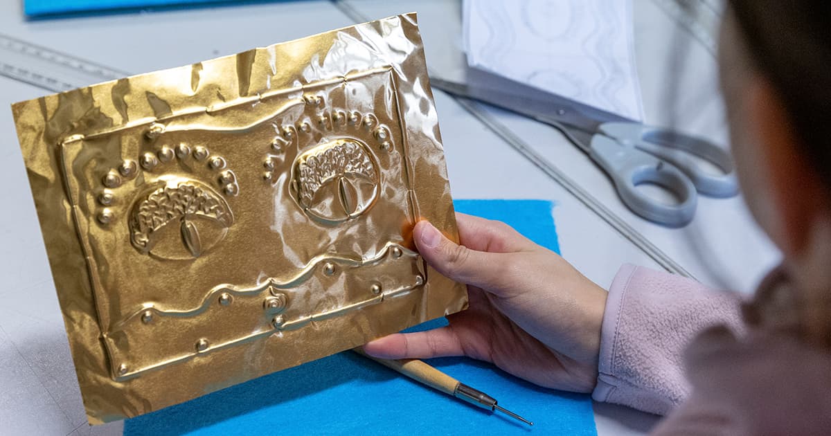 Éclats du Moyen Âge : une carte en métal repoussé